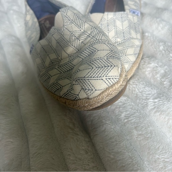 Toms Womens US7 Cream Patterned Loafers - Picture 4 of 7